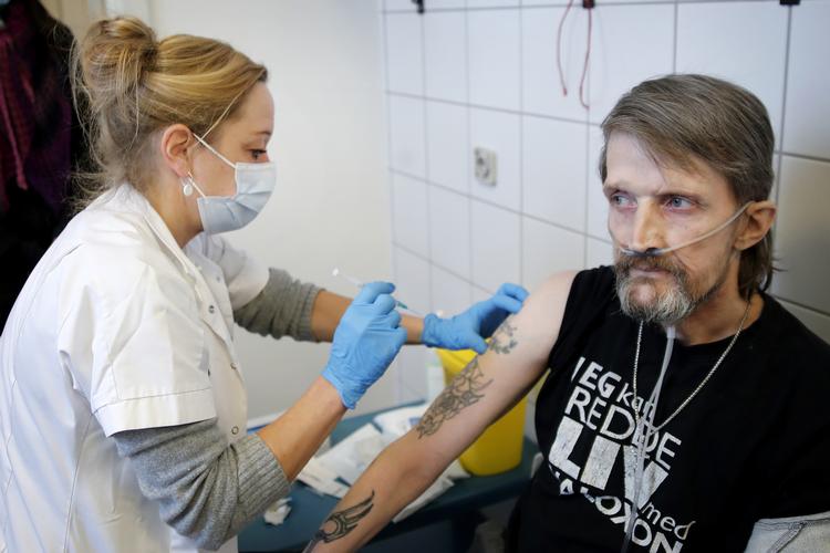 Mange har svært ved at finde rundt i vaccinationsjunglen.  Her får Karsten Bøgelund sit stik af sygeplejeske Jinnie Nielsen. (arkivfoto) Foto: Jens Dresling/POLFOTO