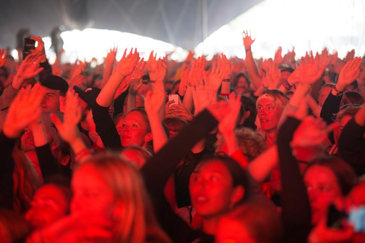 Sådan så det ud, da Scarlet Pleasure gav koncert på Roskilde Festival i 2019. Festivalen aflyste i 2020, men planlægger fortsat at invitere over 100.000 gæster til Dyrskuepladsen ved Roskilde til sommer.   Foto: Thomas Borberg/POLFOTO