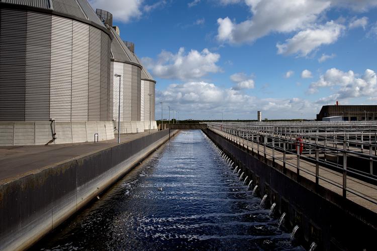 Lynetten i København, landets største rensningsanlæg, ville give helt andre resultater end målingerne af fem små renseanlæg på Bornholm for covid-smitte. Foto: Finn Frandsen/POLFOTO