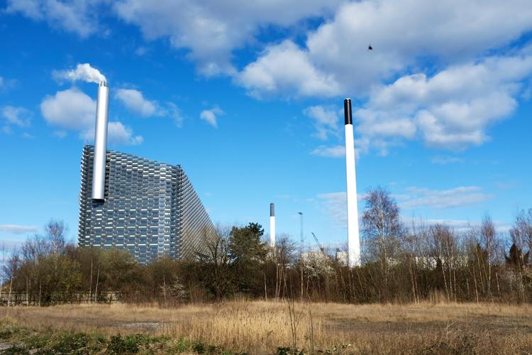 Amager Bakke har bedre røggasrensning end noget andet affaldsforbrændingsanlæg, men også en gæld på 4 mia. kroner, som vil blive en hæmsko, hvis der kommer fri konkurrence på området. Foto: Thomas Borberg/POLFOTO