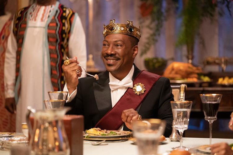 Eddie Murphy er nu konge af Zumumba. Men da han kun har fået døtre, kan ingen overtage tronen i de traditionsbundne land.

© 2020 Paramount Pictures Foto: Photo: Quantrell D. Colbert/Photo: Quantrell D. Colbert