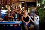Israeler får et skud vaccine på en bar i Tel Aviv. Arkivfoto. Foto: Corinna Kern/Ritzau Scanpix