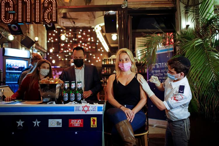 Israeler får et skud vaccine på en bar i Tel Aviv. Arkivfoto. Foto: Corinna Kern/Ritzau Scanpix