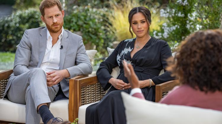 Harry og Meghan Markle ses her i interviewet med Oprah Winfrey, der kan ses mandag aften på TV 3.  Foto: Harpo Productions/Joe Pugliese