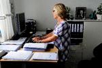 Man skal undgå at sidde ned en hel arbejdsdag. Man kan veksle mellem at stå op og bevæge sig rundt, især når man har spist.    Arkivfoto Carsten Andreasen