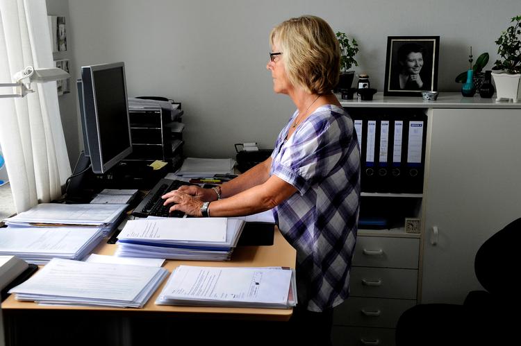 Man skal undgå at sidde ned en hel arbejdsdag. Man kan veksle mellem at stå op og bevæge sig rundt, især når man har spist.    Arkivfoto Carsten Andreasen
