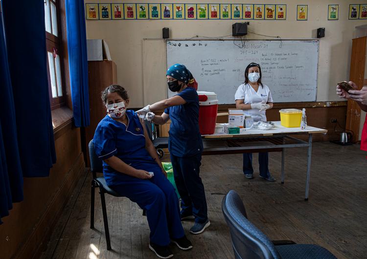 Kinesisk vaccine modtages med glæde og taknemmelighed i en række latinamerikanske lande. Her i Chile. De rige lande svigtede, men det gjorde Kina og Rusland ikke, lyder det. Foto: Esteban Felix/Ritzau Scanpix