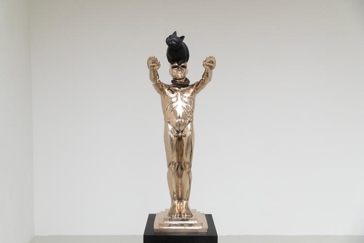 'Herreløs kat' hedder Rikard Thamberts skulptur i bronze med en vitalistisk, sporty mand, der dobbeltheiler, mens en smilende kat sidder på hans hoved.  Foto: Peter Hove Olesen/POLFOTO
