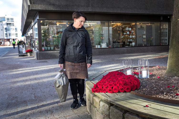Åsa Carlqvist hjalp en af de mænd, som blev såret i knivangrebet. Her er hun ved at lægge blomster ved stedet.  Foto: 9200 Thomas Johansson/tt/Ritzau Scanpix