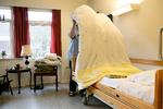 Social- og sundhedshjælperne er nogle af dem, der ikke kan være sikre på levestandarden, hvis priserne begynder at stige.  Foto: Miriam Dalsgaard/POLFOTO