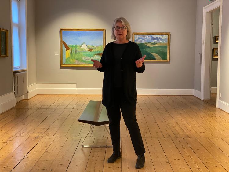 Charlotte Sabroe holder den kunsthistoriske fane højt. Her er hun fotograferet på Sorø Kunstmuseum. Foto: Camilla Kjærulff 