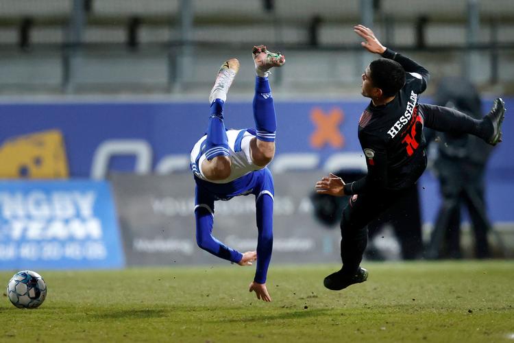 FC Midtjyllands Evander fik nedlagt Lyngbys Emil Kornvig, men da der var fløjtet af, havde Lyngby nedlagt FCM's mestre.  Foto: Jens Dresling
