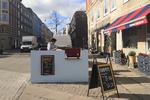 Ølbaren Rbabarrab på Sønder Boulevard har opsat en hjemmebygget coronabar til de tørstige gående på Vesterbro. Den har åbent torsdag-lørdag. Foto: PR