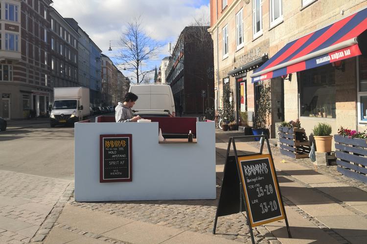 Ølbaren Rbabarrab på Sønder Boulevard har opsat en hjemmebygget coronabar til de tørstige gående på Vesterbro. Den har åbent torsdag-lørdag. Foto: PR