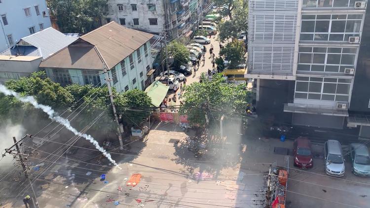 Demonstranterne går stadig på gaden i Yangon (billedet) - men der spreder sig i mindre grupperm siger den danske ambassadør i landet, John Nielsen.  Foto: Bangkoksighseeing Facebook/Ritzau Scanpix