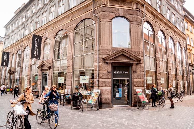 Økonomer vurderer, at politiske hjælpepakker har skubbet en følge af konkurser foran sig. Her ses boghandlerkæden Arnold Busck, der indgav konkursbegæring under coronakrisen sidste år. Foto: Anthon Unger