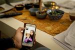 Hasan Saad er kræftlæge og arbejder på Næstved Sygehus. Men selv om han og konen har arbejds- og opholdstilladelse, har han i snart ti måneder kæmpet for at skaffe sin fireårige søn ret til at bo i Danmark. Derfor snakker familien sammen gennem WhatsApp. Foto: Mads Nissen/POLFOTO