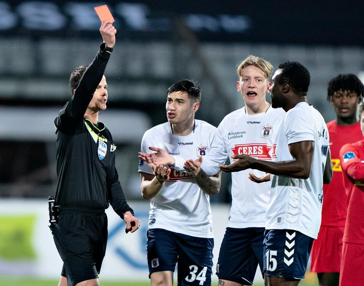 Det vakte vrede og frustration i AGF, at dommer Morten Krogh udviste Bubacarr Sanneh efter at have set en stemplling igennem på video. Foto: Henning Bagger/Ritzau Scanpix