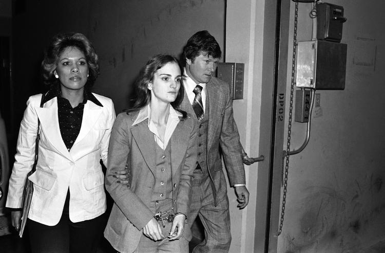 Den amerikanske rigmandsdatter Patty Hearst blev verdenskendt, da hun efter at have været forsvundet i månedsvis pludselig dukkede op som bankrøver med sine kidnappere. Her ses hun efter at være blevet dømt for bankrøveriet. Foto: /Ritzau Scanpix