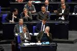 Alice Weidel (tv) og Alexander Gauland (th) deltager fra AfD deltager i en debat i Bundestag i Berlin. Den tyske forvaltningsdomstol har forbudt efterretningstjenesten BFV at overvåge Partiet. Foto: John Macdougall/Ritzau Scanpix