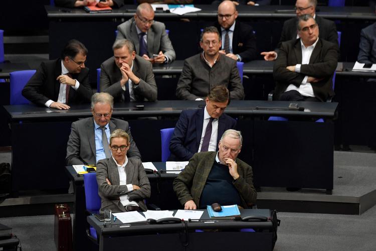 Alice Weidel (tv) og Alexander Gauland (th) deltager fra AfD deltager i en debat i Bundestag i Berlin. Den tyske forvaltningsdomstol har forbudt efterretningstjenesten BFV at overvåge Partiet. Foto: John Macdougall/Ritzau Scanpix