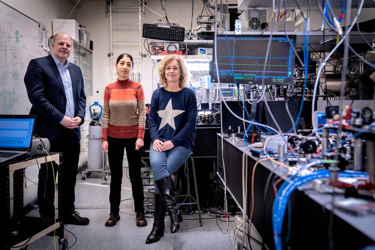 Institutleder Jan W. Thomsen (tv.) har sat Niels Bohr Instituttet på arbejde med en strategi, der skal sikre flere kvindelige lektorer og professorer. Det hilses velkommen af adjunkt Michéle Levi og professor Anja C. Andersen (th.). Foto: Mads Nissen/POLFOTO