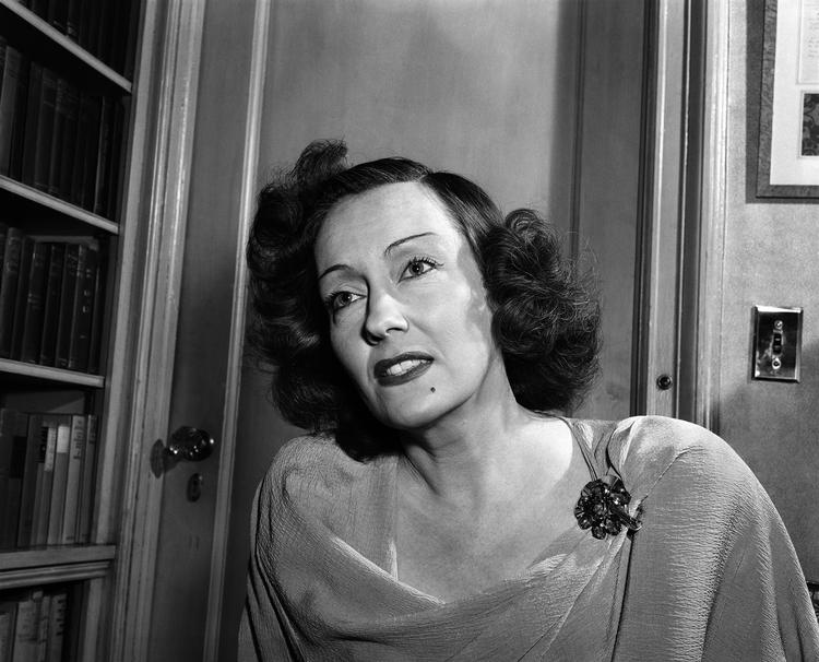 Den store stumfilmsstjerne Gloria Swanson, der her ses så sent som i 1944, var helt underlagt sit studies behov for at omsætte alt, hvad der havde med hende at gøre, til overskud, og da de i 1925 beordrede hende til at få en abort, havde hun ikke noget valg. Arkivfoto Ed Ford/Ritzau Scanpix