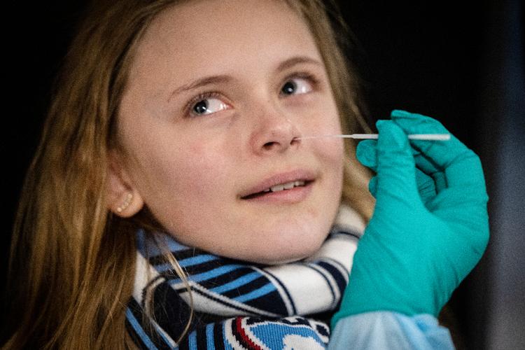 Som en del af regeringens genåbningsstrategi opfordres afgangselever og lærere, der er tilbage fysisk på skoler, til testning to gange om ugen.  Foto: Jesper Houborg/POLFOTO