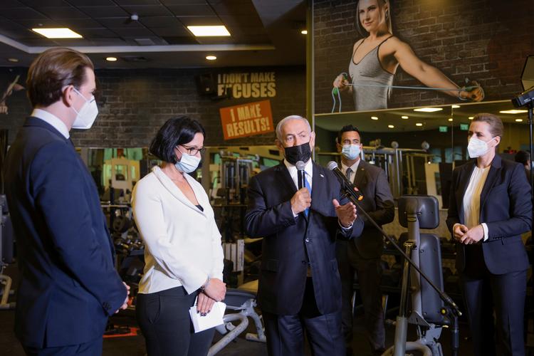 
Pludselig stod Danmarks statsminister midt under en national genåbningskrise i Danmark i et fitnesscenter i Modi’in, hvor vaccinerede israelere igen kan pumpe jern udstyret med et grønt pas Foto: Pool/Ritzau Scanpix