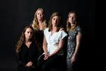 Freja Fokdal (nederst til venstre) og Sigrid Friis Proschowsky (til højre) fra Radikale Venstre har  sammen med Camilla Søe (V) og Maria Gudme (S) indsamlet vidnesbyrd om seksuelle krænkelser i politiske partier i kampagnen #enblandtos.  Foto: Finn Frandsen/POLFOTO