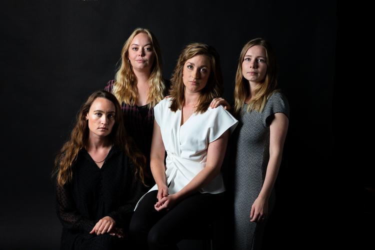 Freja Fokdal (nederst til venstre) og Sigrid Friis Proschowsky (til højre) fra Radikale Venstre har  sammen med Camilla Søe (V) og Maria Gudme (S) indsamlet vidnesbyrd om seksuelle krænkelser i politiske partier i kampagnen #enblandtos.  Foto: Finn Frandsen/POLFOTO