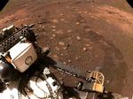 På den røde jord anes hjulspor, efter at Nasa-rumkøretøjet 'Perseverance' for første gang kørte sig en tur på Mars. Foto: Nasa/jpl-caltech/Ritzau Scanpix