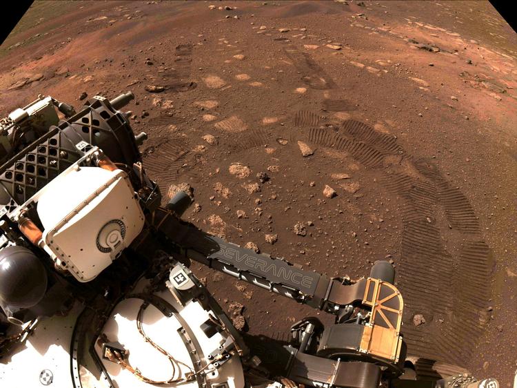 På den røde jord anes hjulspor, efter at Nasa-rumkøretøjet 'Perseverance' for første gang kørte sig en tur på Mars. Foto: Nasa/jpl-caltech/Ritzau Scanpix