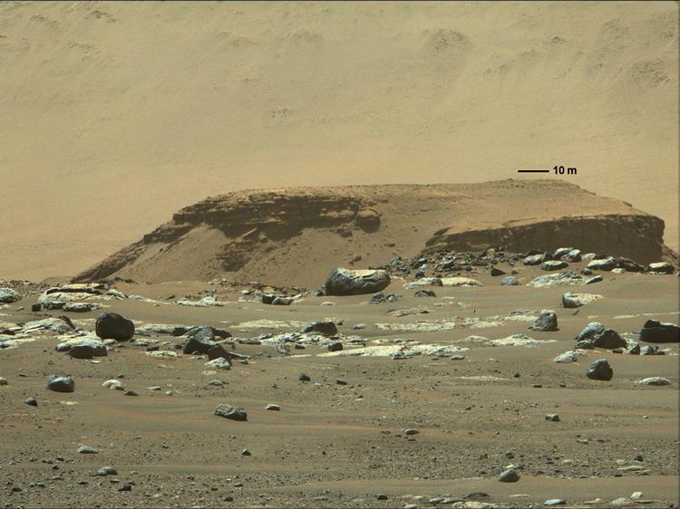 Sådan ser der ud i Jezero-krateret, hvor Nasa-rumkøretøjet 'Perseverance' landede på Mars og nu har bevæget sig rundt for første gang. Foto: Nasa/Ritzau Scanpix