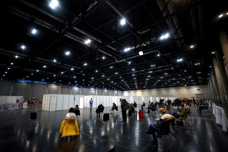 Et messecenter er blevet omdannet til vaccinationscenter i Østrigs hovedstad, Wien.  Nu skal 60.000 personer i alperegionen Schwaz massevaccineres for at dæmme op for den sydafrikanske variant af coronavirussen. Foto: Lisi Niesner/Ritzau Scanpix