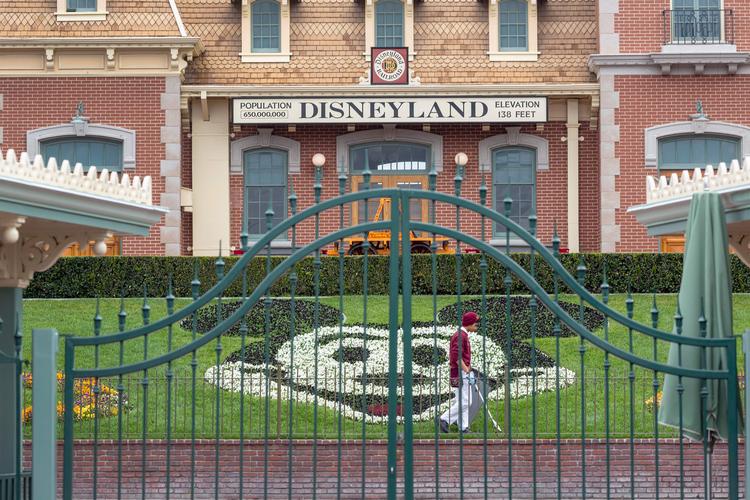 Disneyland i Californien har været lukket i et år. Nu åbner forlystelsesparken snart portene igen. Foto: David Mcnew/Ritzau Scanpix