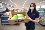 En Aldi-medarbejder i Essen viser de lyntest, tyskerne fra lørdag kunne købe i lavprissupermarkedet. Hvis de var hurtige nok. Foto: Wolfgang Rattay/Ritzau Scanpix
