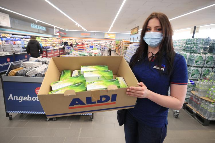 En Aldi-medarbejder i Essen viser de lyntest, tyskerne fra lørdag kunne købe i lavprissupermarkedet. Hvis de var hurtige nok. Foto: Wolfgang Rattay/Ritzau Scanpix