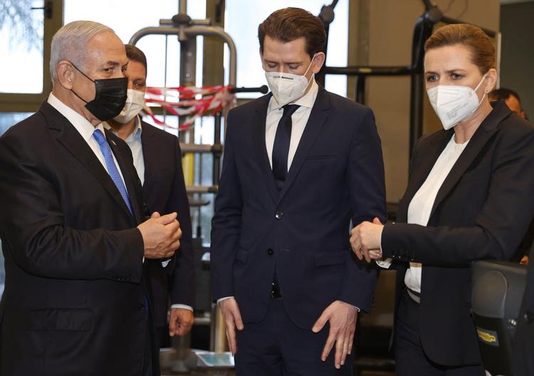 Statsminister Mette Frederiksen og den østrigske kansler mødtes tidligere på ugen med Israel premierminister  Benjamin Netanyahu for at diskutere et samarbejde om produktion af vacciner.   Foto: Avigail Uzi/Ritzau Scanpix