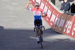 Mathieu van der Poel kan uden at være truet kaste sig ud i jubeludfoldelserne på målstregen i Siena efter sejren i Strade Bianche.
 Foto: Fabio Ferrari/Ritzau Scanpix