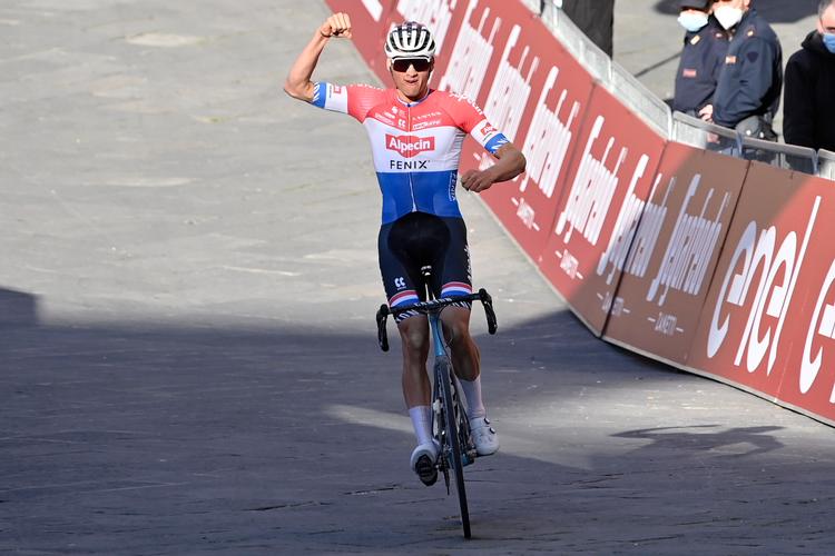 Mathieu van der Poel kan uden at være truet kaste sig ud i jubeludfoldelserne på målstregen i Siena efter sejren i Strade Bianche.
 Foto: Fabio Ferrari/Ritzau Scanpix