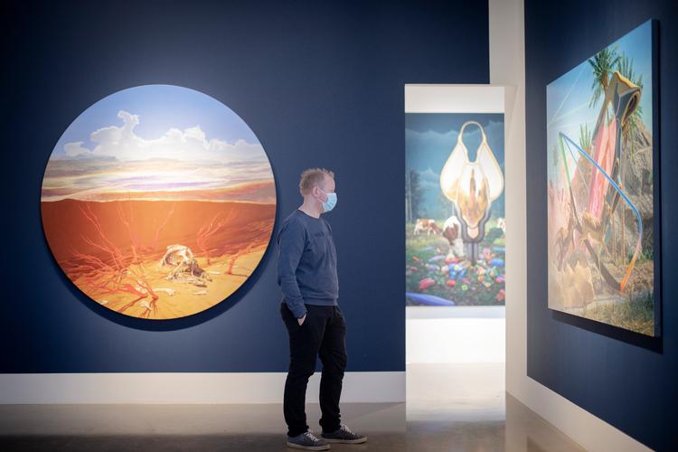 Udstillingen har titlen ’Come Up From This’ og værkerne er skabt af Jean Pierre Roy under New Yorks COVID-19-nedluning. Han bruger cirkelrunde landskabsmalerier som et middel til at undersøge menneskelige tilstande og de rum, vi bebor. Som portaler til både utopier og dystopier med amorfe planter og døde træer.​ Foto: Marius Renner/POLFOTO