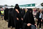 Folkemødet 2018 på Bornholm: Kunstneren Jens Galschiøt arrangerede en happening imod Burka-loven. På folkemødet samlede han en masse mennesker, som iførte sig niqab / burka og troppede op foran hovedscenen under daværende statsminister Lars Løkke Rasmussens tale under åbningen af folkemødet. Foto: Rasmus Flindt Pedersen/Ekstra Bladet