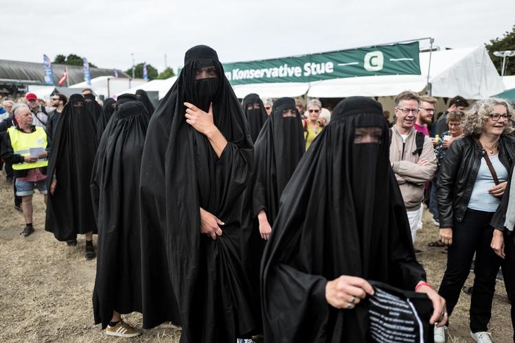 Folkemødet 2018 på Bornholm: Kunstneren Jens Galschiøt arrangerede en happening imod Burka-loven. På folkemødet samlede han en masse mennesker, som iførte sig niqab / burka og troppede op foran hovedscenen under daværende statsminister Lars Løkke Rasmussens tale under åbningen af folkemødet. Foto: Rasmus Flindt Pedersen/Ekstra Bladet