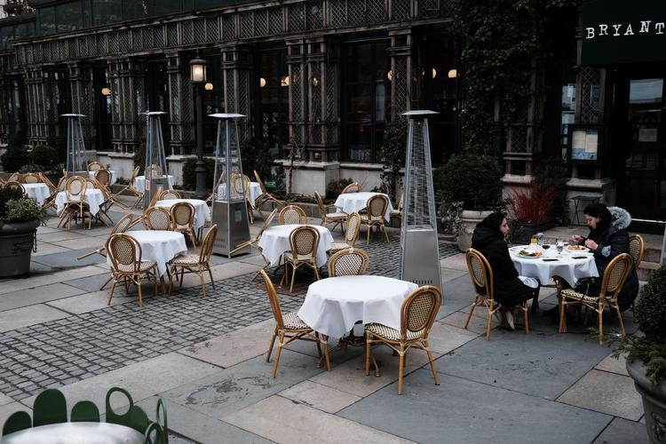 Tomme restauratborde i New York under den coronanedlukning, der kan koste byen dyrt i tabte arbejdspladser. Arkivfoto. Foto: Spencer Platt/Ritzau Scanpix