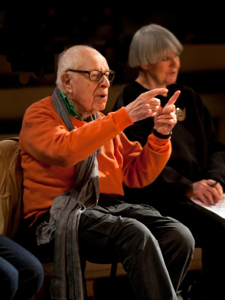 Peter Brook med Marie-Hélène Estienne fra prøverne til 'Why?'.  Foto: Simon Annand
