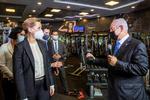 Israels regeringschef Benjamin Netanyahu forklarer det israelske vaccine-pas system til statsminister Mette Frederiksen (S) og hendes østrigske kollega Sebastian Kurz under deres besøg i Israel, som ikke er populært i EU. Foto: Pool/Ritzau Scanpix