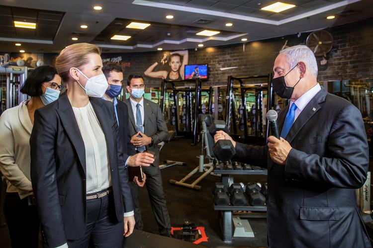 Israels regeringschef Benjamin Netanyahu forklarer det israelske vaccine-pas system til statsminister Mette Frederiksen (S) og hendes østrigske kollega Sebastian Kurz under deres besøg i Israel, som ikke er populært i EU. Foto: Pool/Ritzau Scanpix