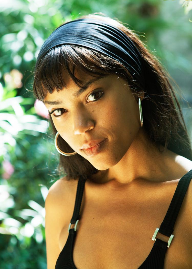 Kwamie Liv spiller livekoncert til Kvinfos årlige fejring af Kvindernes Internationale Kampdag. Foto: PR