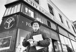 Lawrence Ferlinghetti fotograferet i 1988 foran sit livsværk, City Lights Books, som han grundlagde i 1953. Modsat alle andre boglader var der åbent til langt ud på natten, og i weekenderne og man kunne sidde ned og snakke og læse i den. Bogtyve blev behandlet nådigt, sådan da. De blev ikke meldt til politiet, men udskammet i butikkens vinduer..  Foto: AP/Ritzau Scanpix 